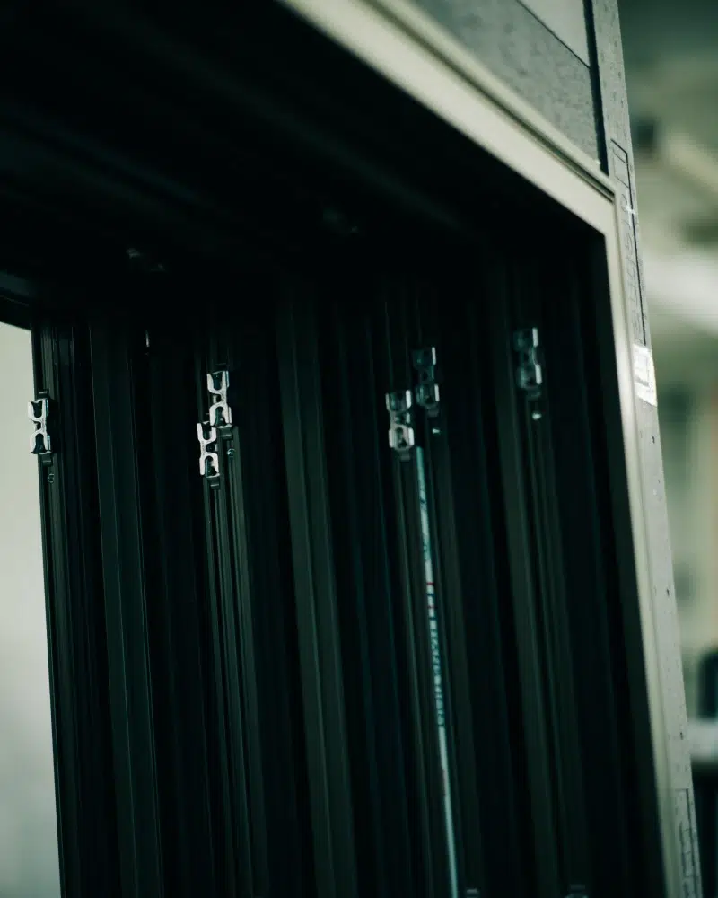 Unsere Fenster, Türen, Hebe-Schiebe-Anlagen bieten perfekten Schutz gegen jede Art von Angriff. Ob Einbruch oder Beschuss bis Sprengung.